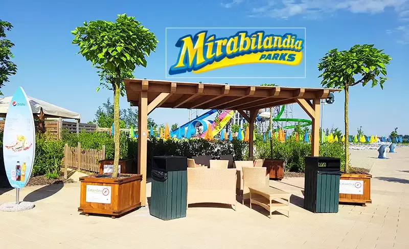 la Catambra è a Mirabilandia e Mirabeach — piante Catambra sotto un pergolato del parco, con l'insegna Mirabilandia sullo sfondo